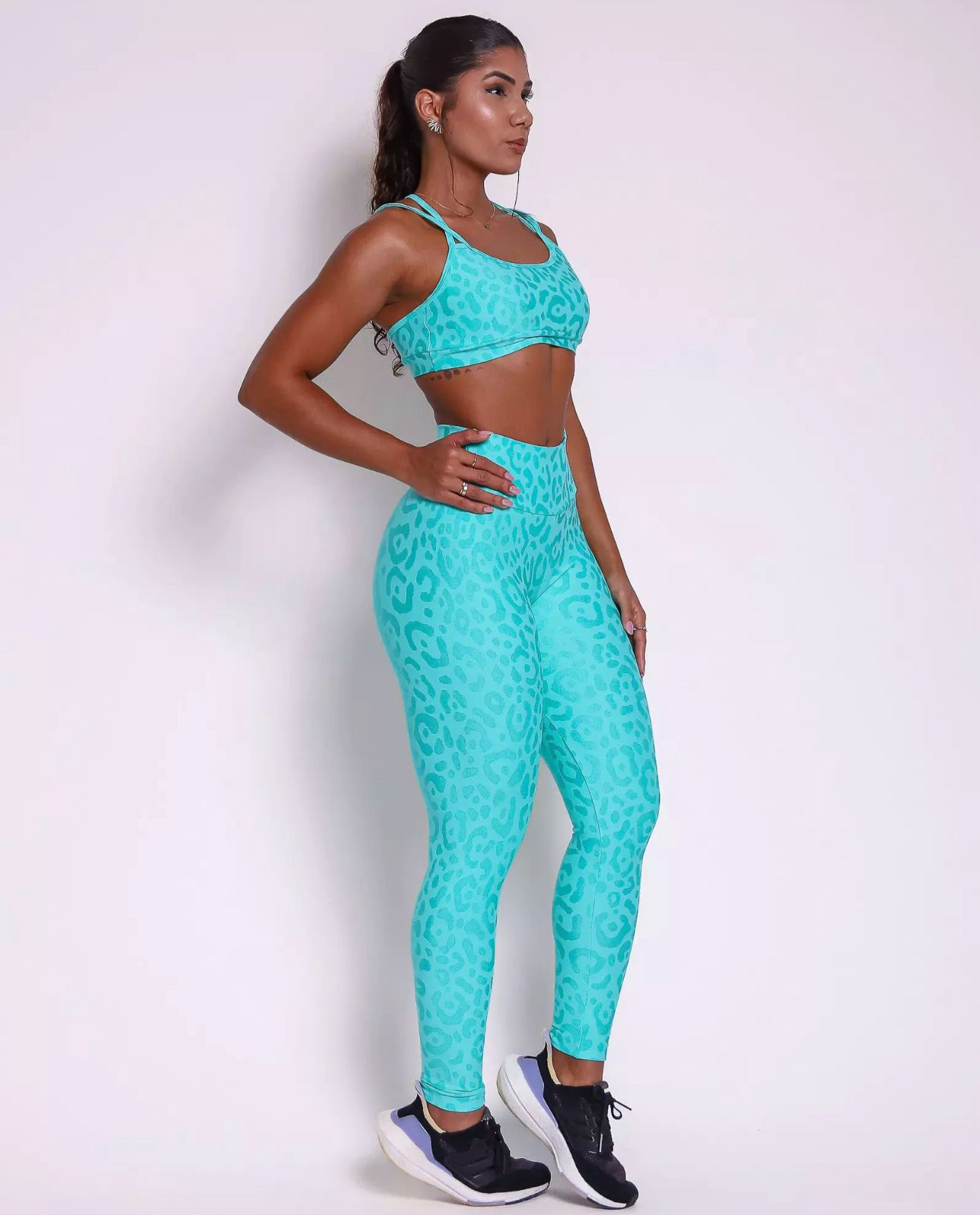 Conjunto Fitness Onça Turquesa com Top Cruzado Compressão