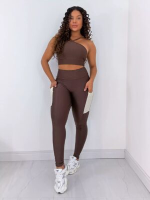 Conjunto Fitness Marrom com Top Cropped e Legging com bolso