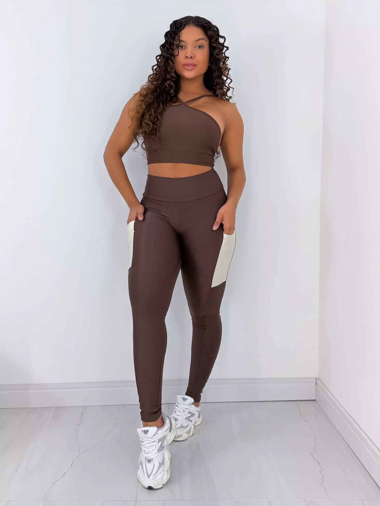 Conjunto Fitness Marrom com Top Cropped e Legging com bolso