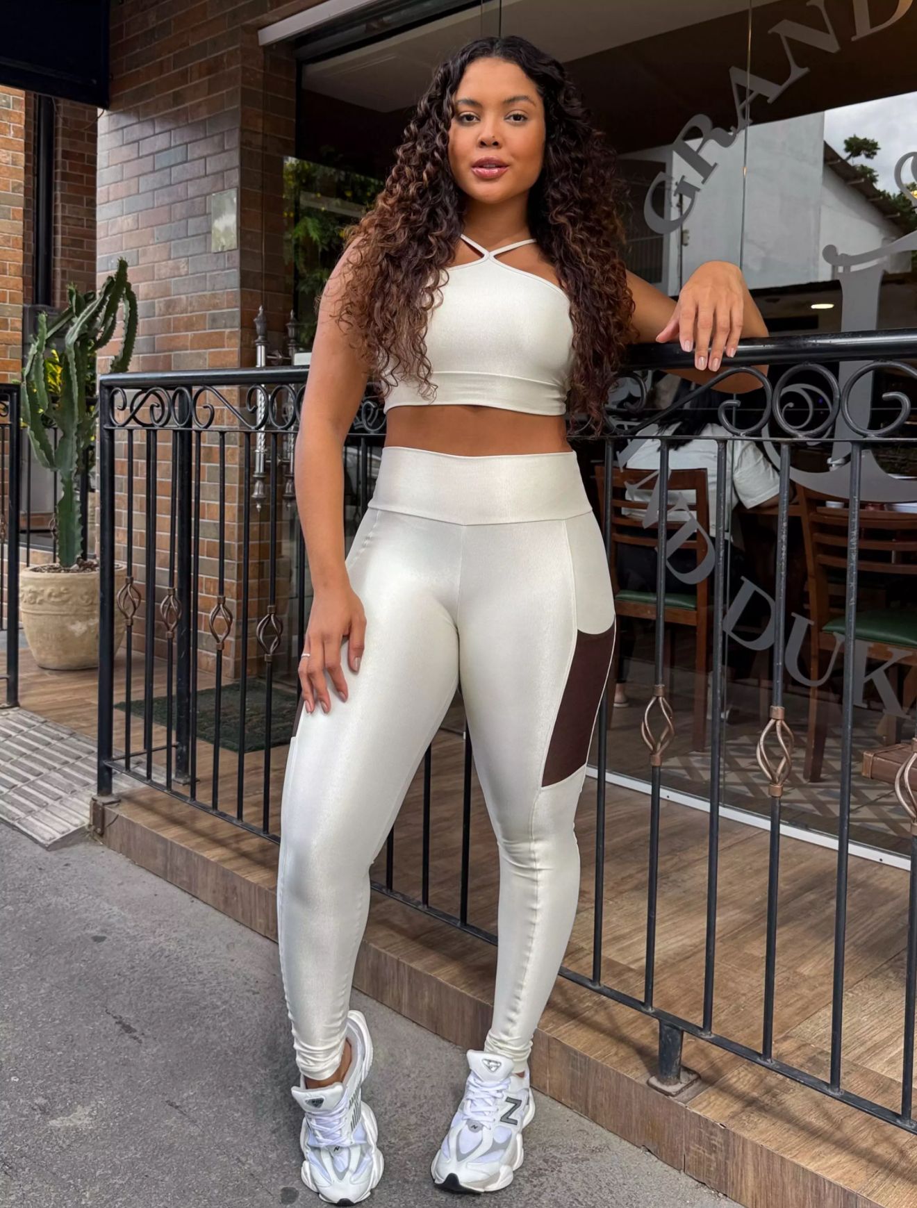 Conjunto Fitness Bege com Detalhe Marrom e Top Cropped Compressão Texturizado