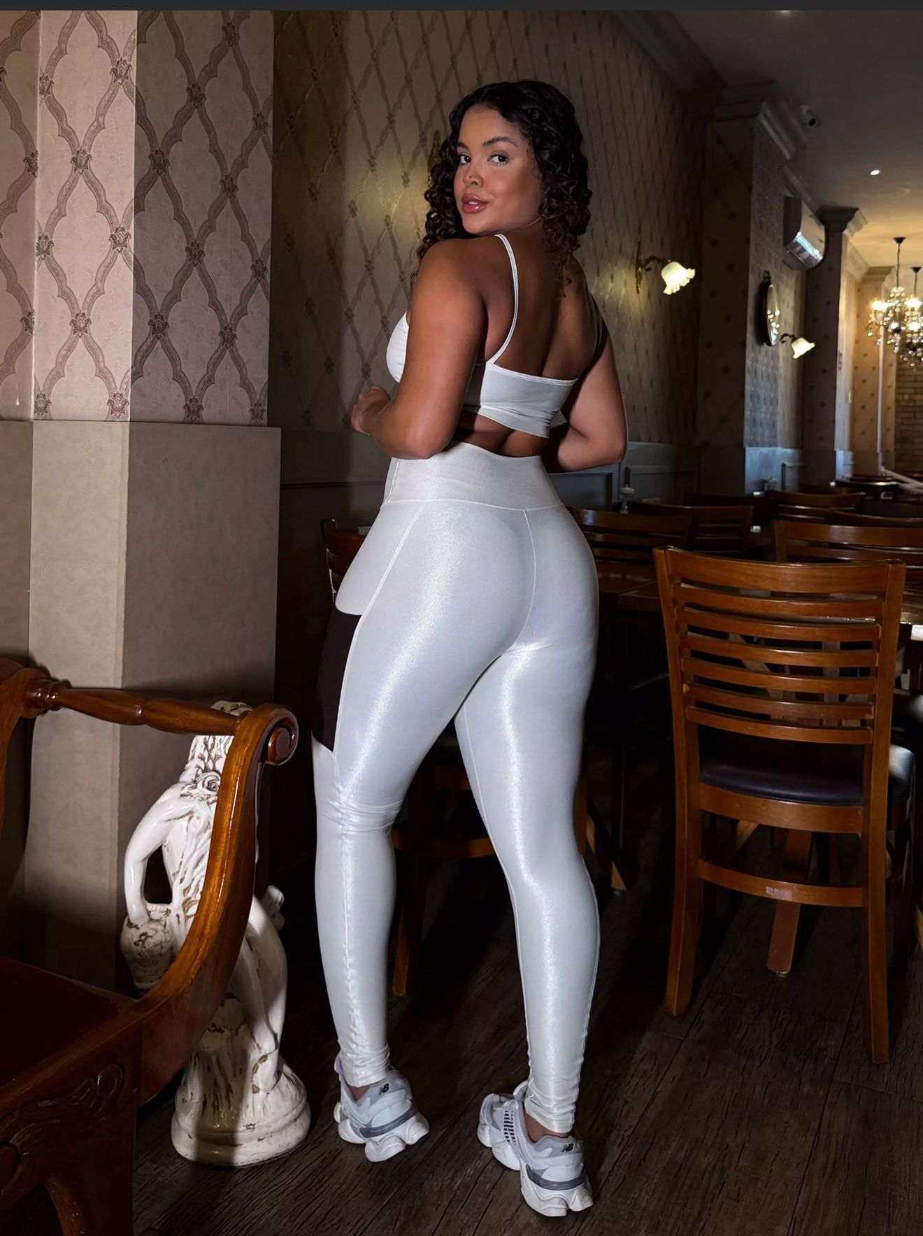 Conjunto Fitness Bege com Detalhe Marrom e Top Cropped Compressão Texturizado - Imagem 2