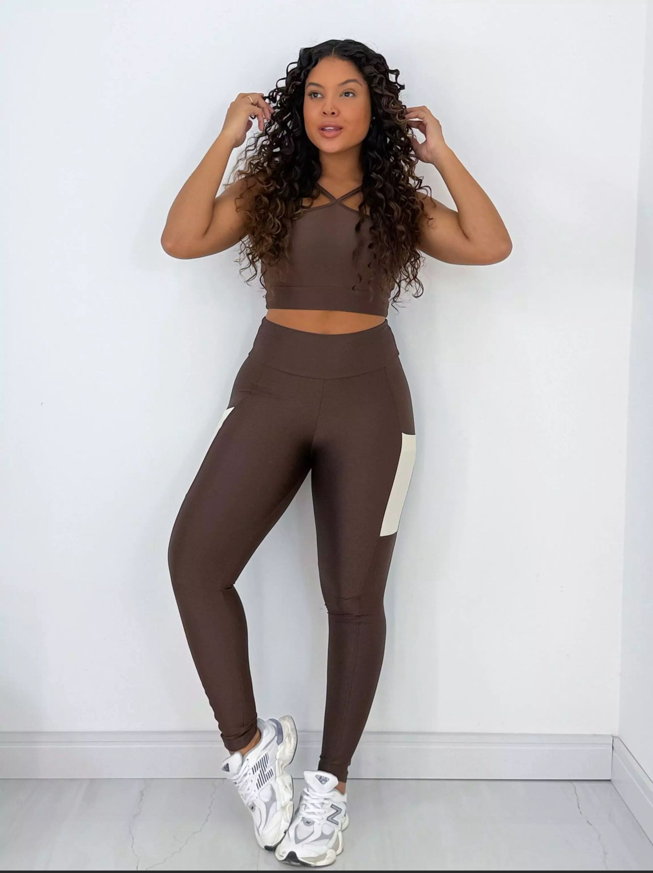 Conjunto Fitness Marrom com Top Cropped e Legging com bolso - Imagem 3