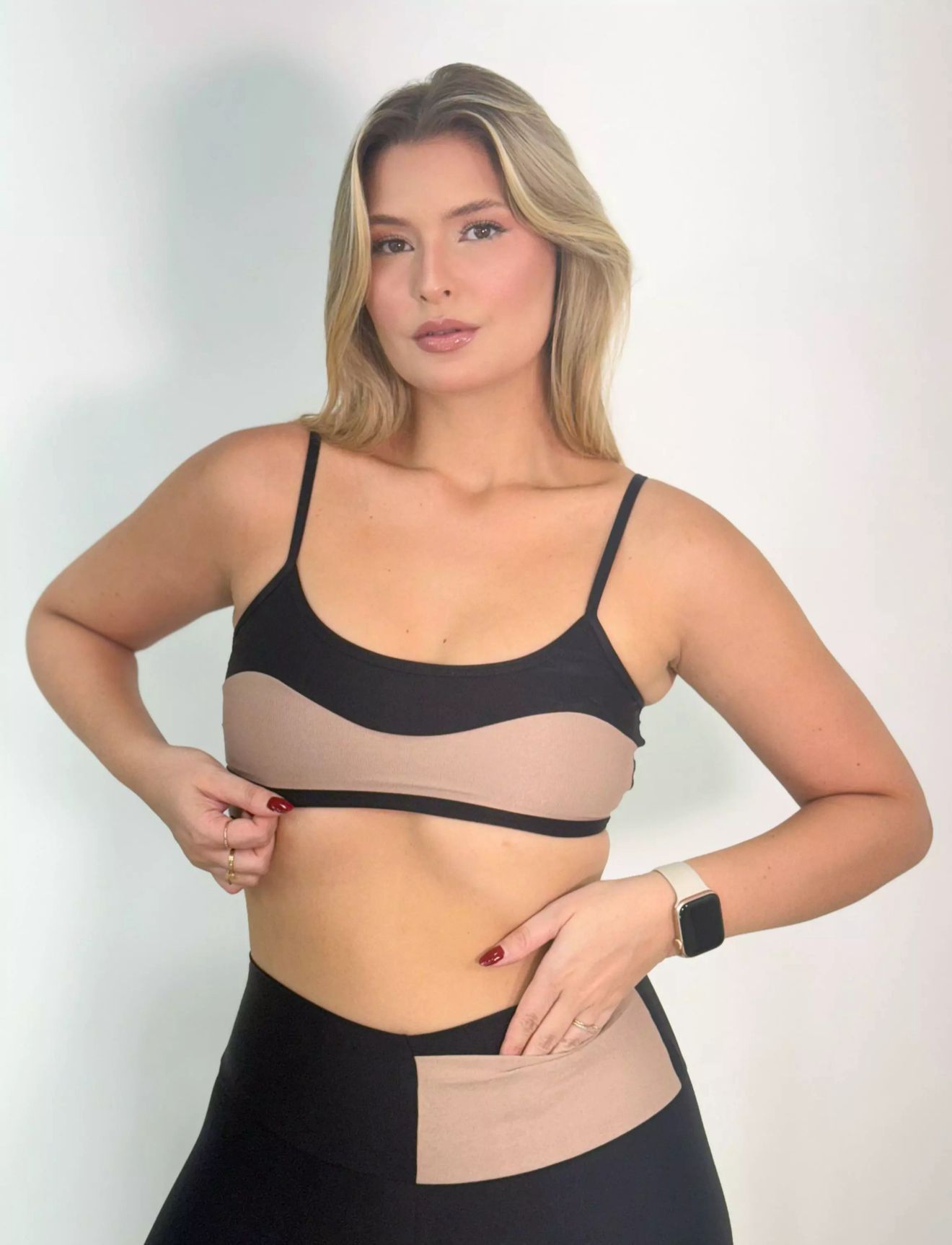 Conjunto Fitness Preto e Bege com Top e Legging com Bolso Compressão Texturizado
