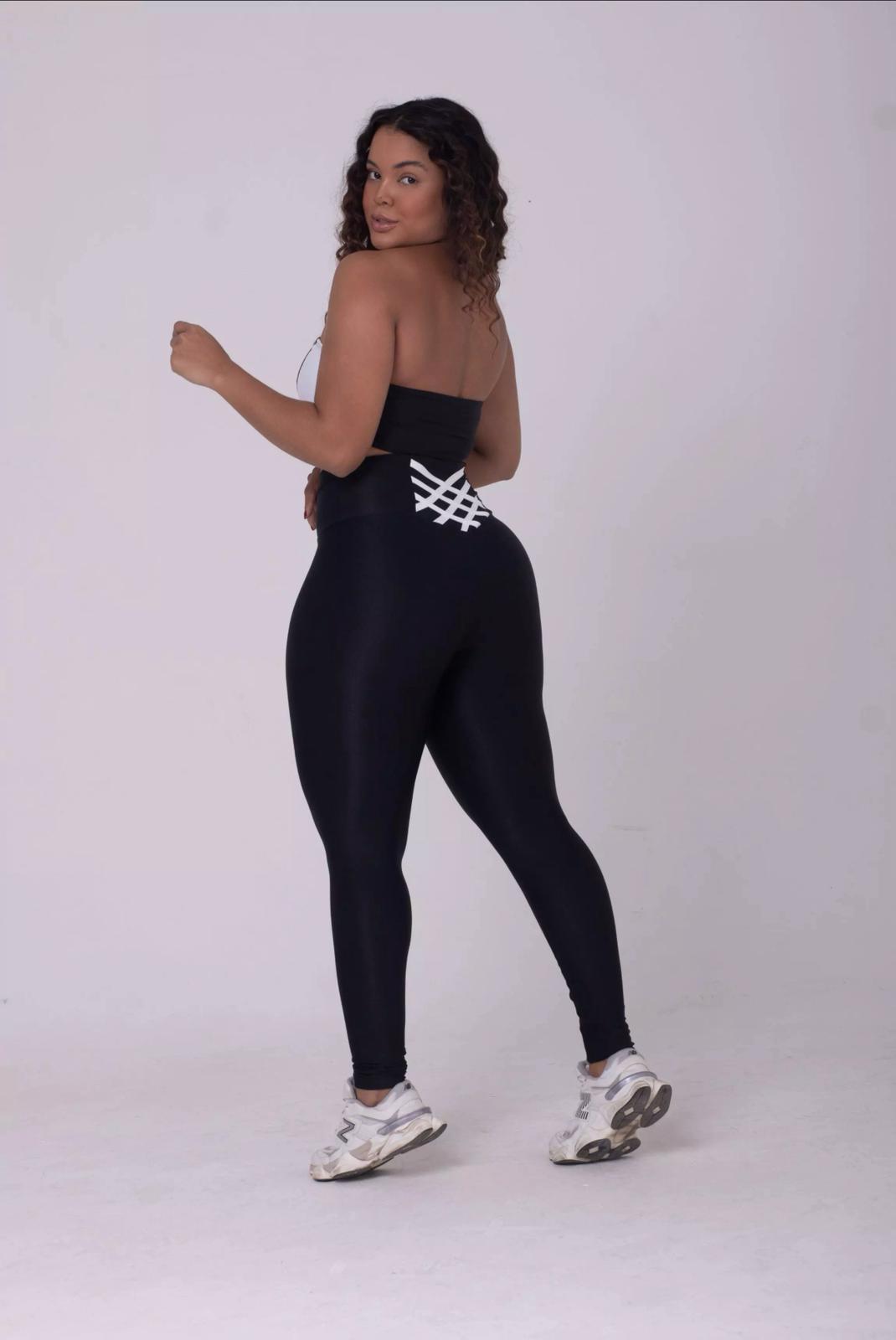 Conjunto Fitness Bicolor Preto com Legging Compressão e Top Faixa Maisa - Imagem 4