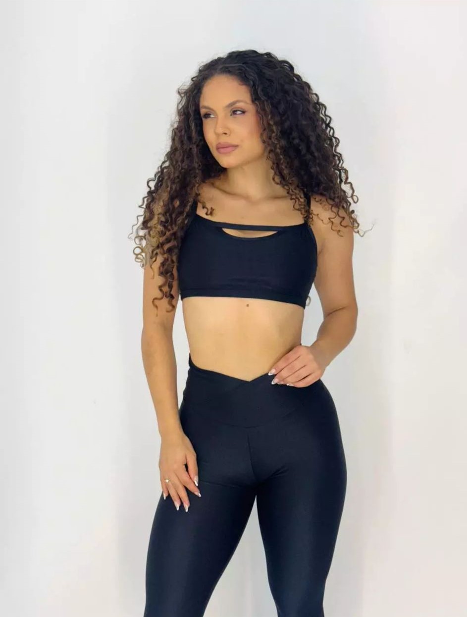 Conjunto Fitness Preto: Legging Cos Cruzado Compressão + Top Sabrina - Imagem 3