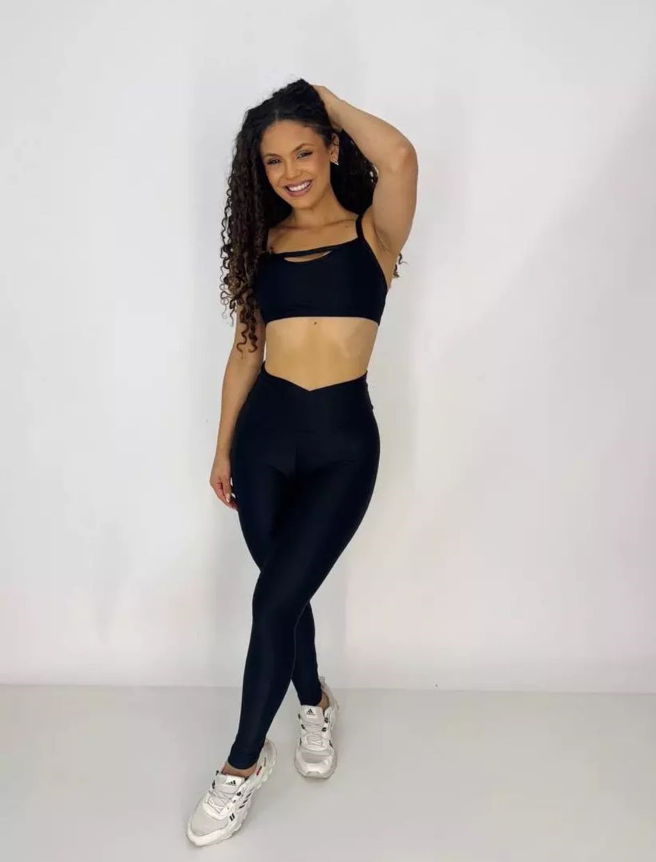 Conjunto Fitness Preto: Legging Cos Cruzado Compressão + Top Sabrina - Imagem 5