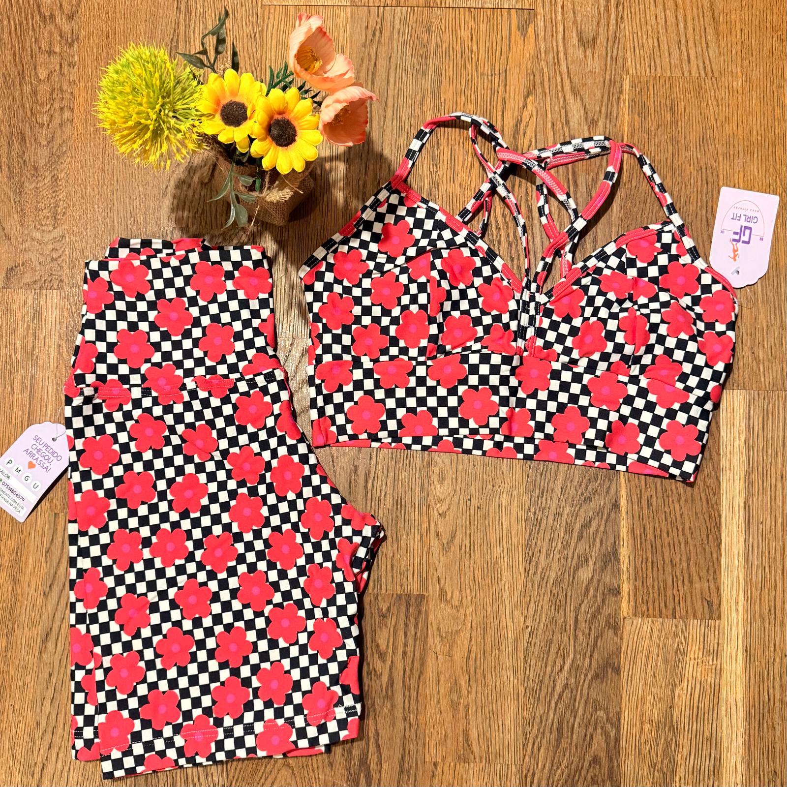 Conjunto Bermuda  – Preto e Branco com Flores Vermelhas